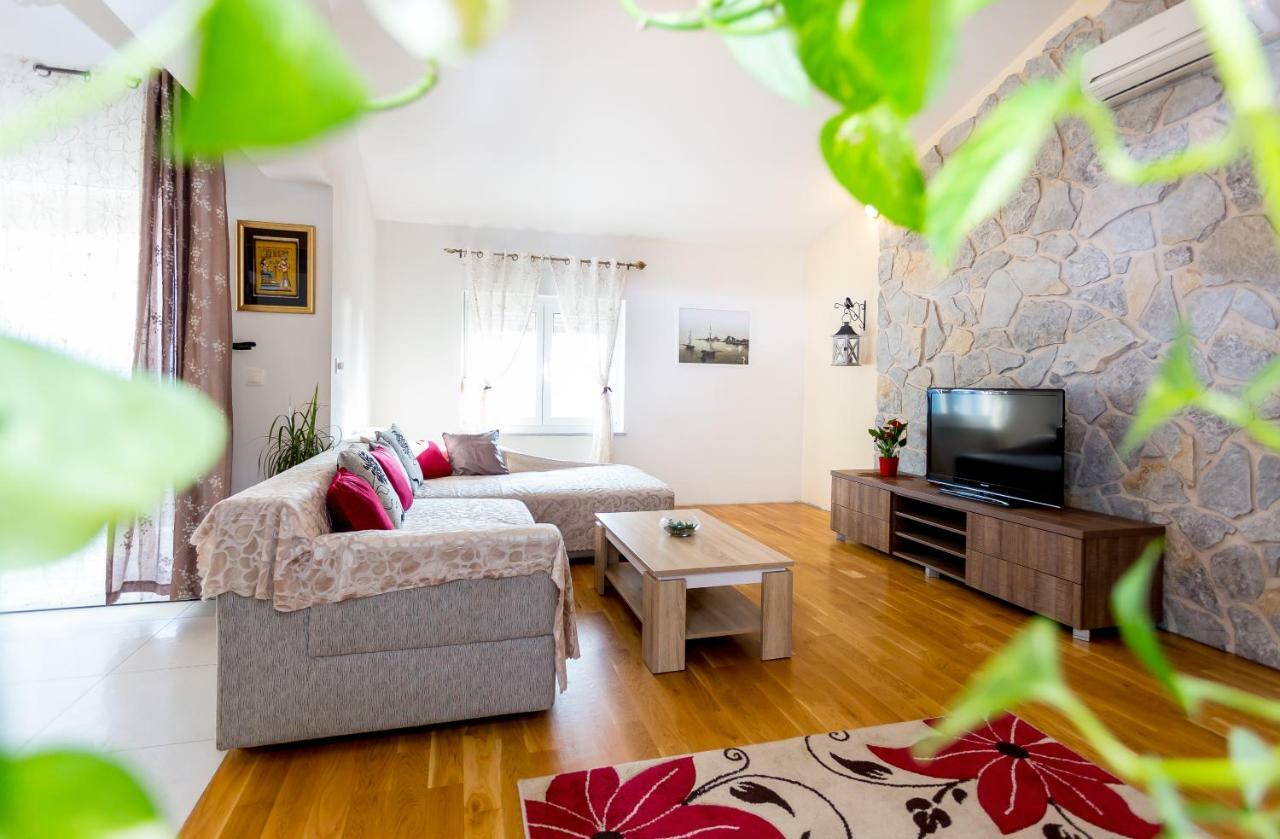 Urban Luxury Suites Juricevic Duće Buitenkant foto